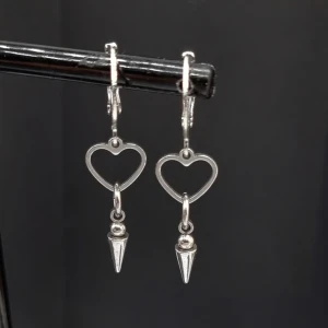 Handgjorda örhängen  - Handgjorda örhängen●Följ :@ekjewelryofficial🤲 ● 💎Material- 100% rostfritt stål ●Örhängeskrokar -rostfritt stål. Längd-4cm.Nickel fri.  1st-100kr, paret 150kr