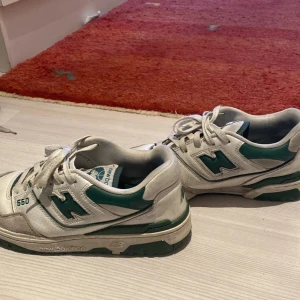 New balance 550 - De här är mina gröna new balance skor som är i mycket bra skick ä. Den har inga defekter och jag säljer pga inte min stil. Storlek 42,5 men passar 43,5 vilket är min storlek. 