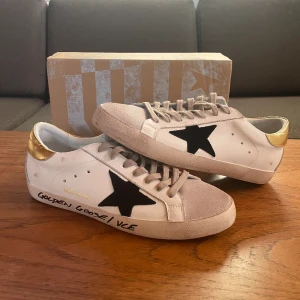 Golden goose  - Tja! Säljer dessa ruggigt feta golden goose skorna i storlek 44. Köpte för 1 år sedan drygt men har typ aldrig använt pågrund av att de blev för små väldigt snabbt. Självklart äkta✅Nypris på dessa ligger på runt 5 tusen men är slutsålda överrallt.