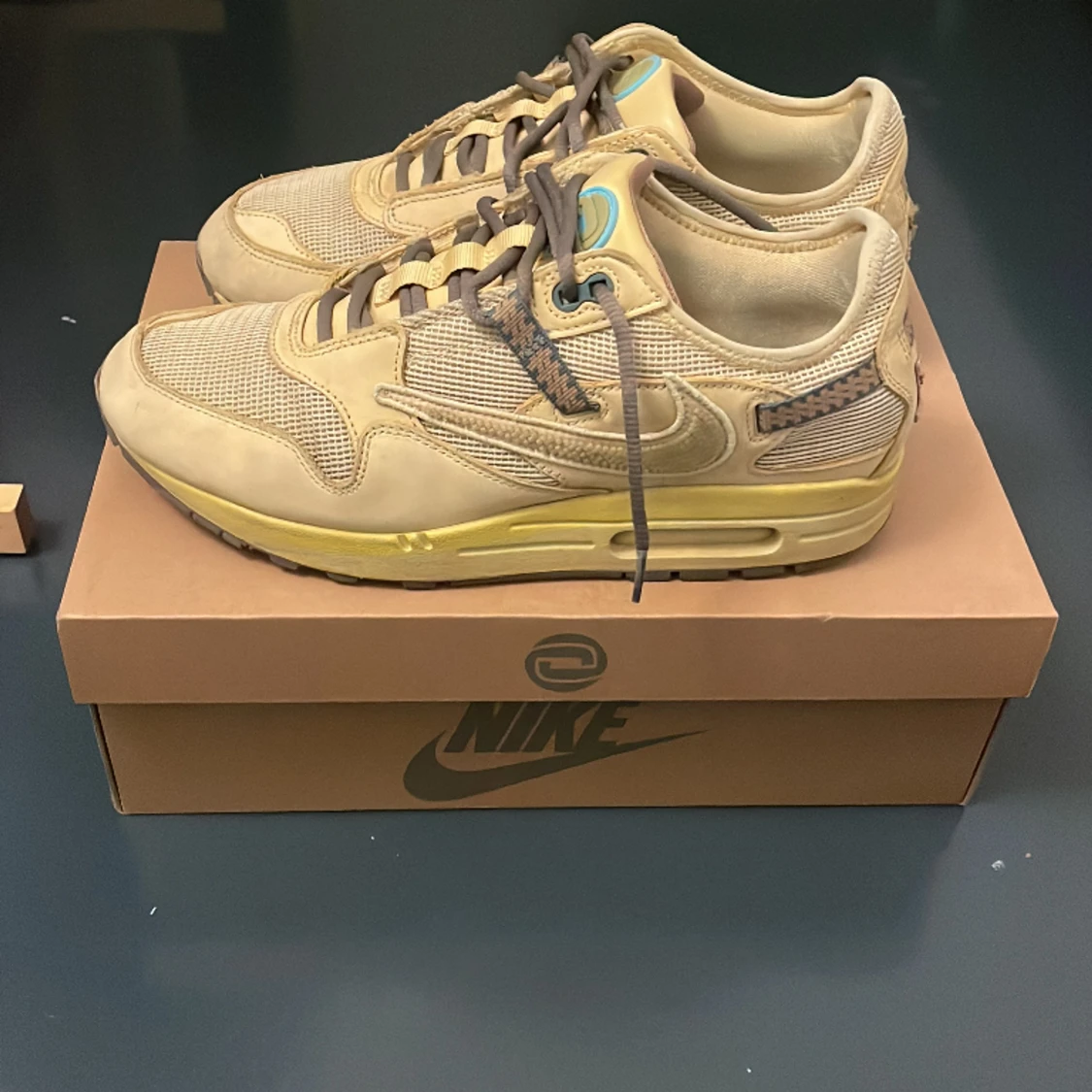 Travis scott air Max 1 ”saturn gold”