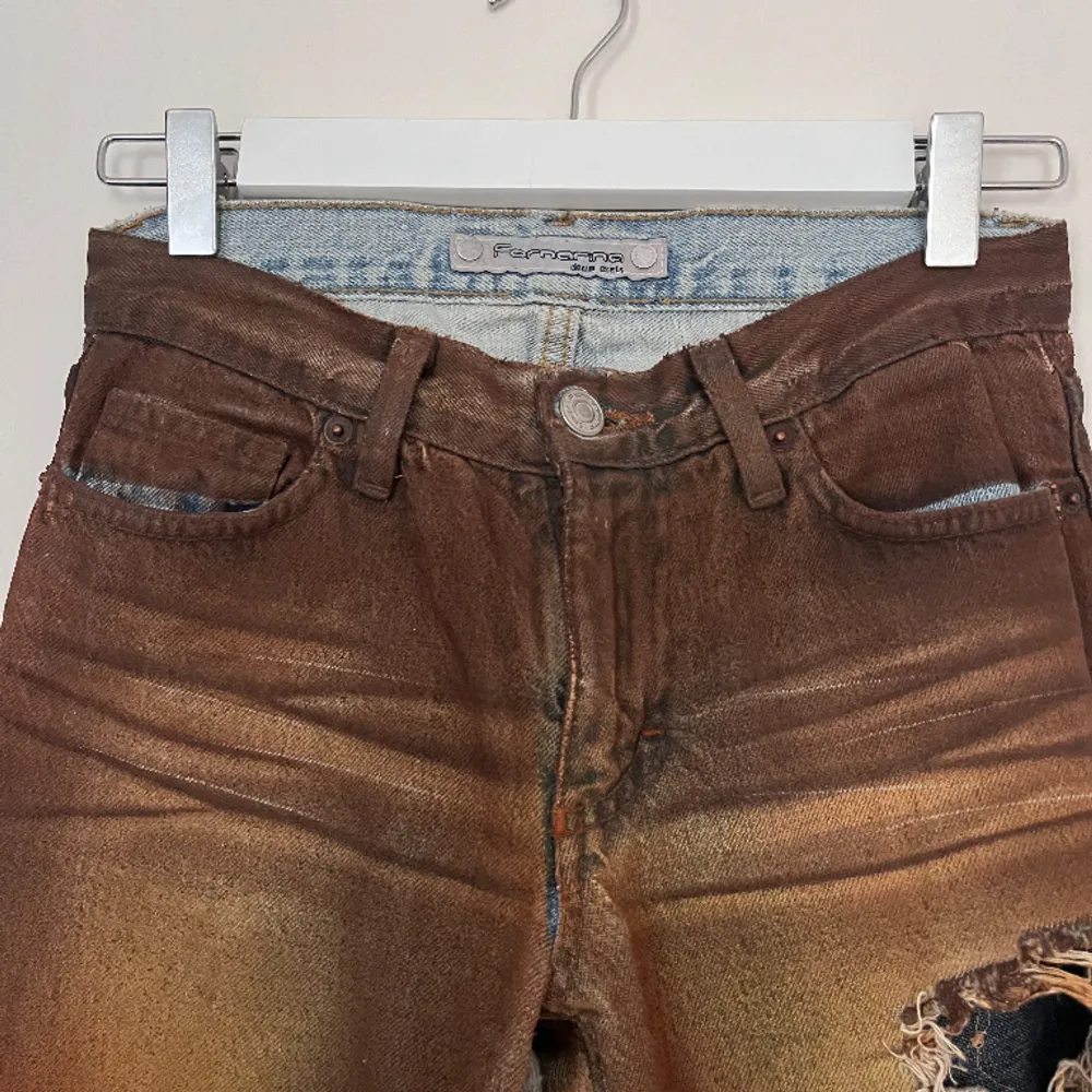 Bruna/bleached lågmidjade flared jeans. Säljer för att de är för små, aldrig använda. 91cm långa totalt och 34 cm i midjan. Utanpå kan det kännas som gummi pga färgen men de är vanliga inuti 🤗. Jeans & Byxor.