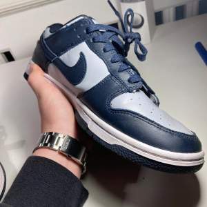 Säljer mina nike dunk Low gorgetowns pga att dem inte passar långre. Kvitto och box finns. Nya går för 2000 och uppåt. Skriv gärna om ni har frågor. OBS priset är ej fast.