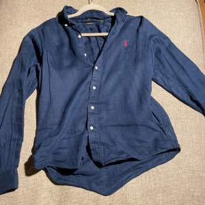 En mörkblå Ralph Lauren skjorta i skick 8/10 nypris runt 2000 mitt pris 600 kr 