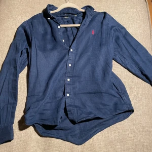 Ralph Lauren skjorta  - En mörkblå Ralph Lauren skjorta i skick 8/10 nypris runt 2000 mitt pris 600 kr 