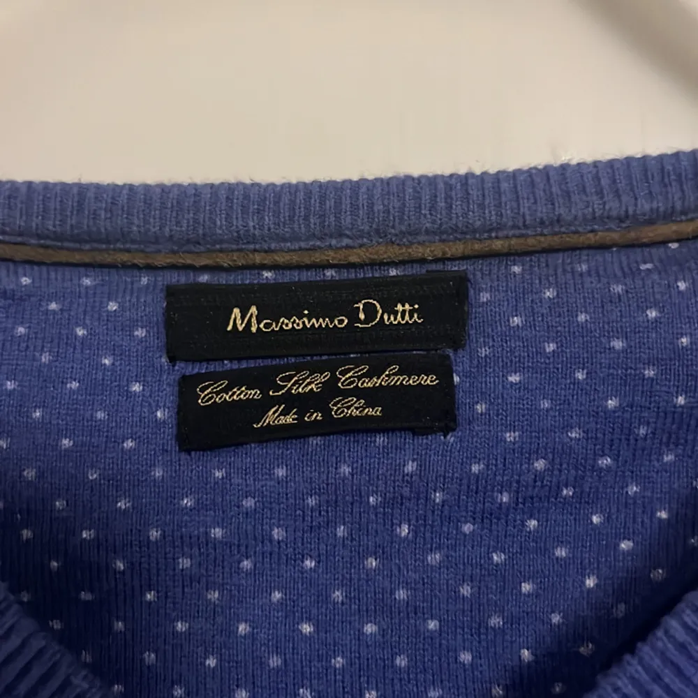 Blå massimo dutti tröja, en lite större krage avsedd att bära över skjortan. Använd i helheten men inga speciella defekter. Skick 8/10. Tröjor & Koftor.