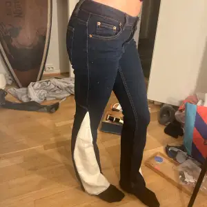 Remake jeans med vit utsvängning Midja : 70cm Innerbenslängd: 75cm