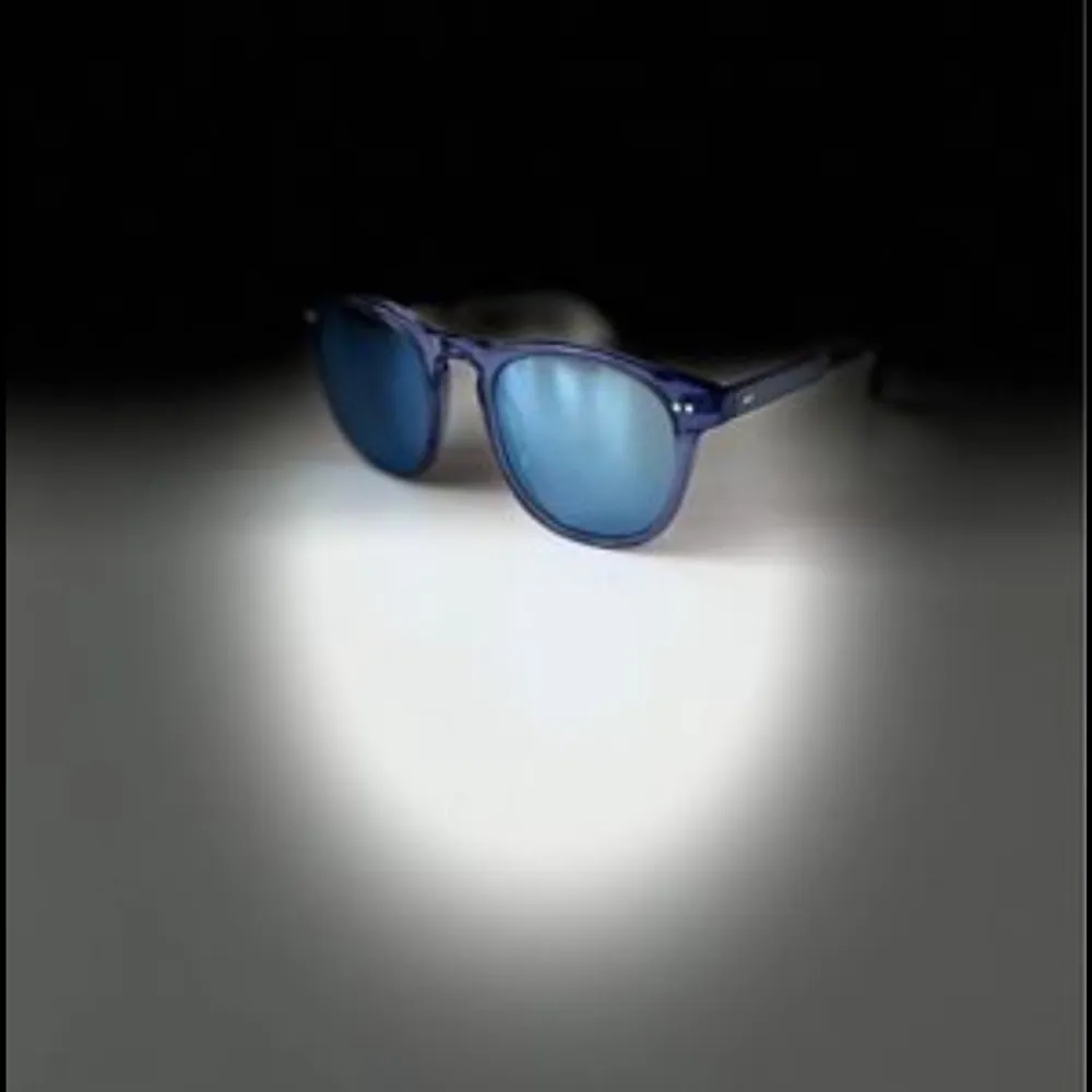 Ett par chimi glasögon modell Acai 001 med spegelglas i blått säljs för 300 kr. . Accessoarer.