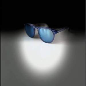 Ett par chimi glasögon modell Acai 001 med spegelglas i blått säljs för 300 kr. 