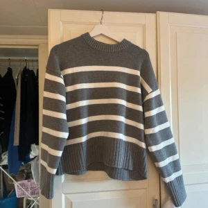 Stickad tröja  - Oanvänd stickad tröja ifrån H&M  Randig stickad 
