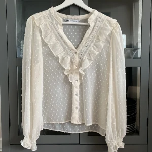 blus från Zara - Jätte fin blus från Zara. Använd fåtal gånger och därför i fint skick. Säljer då den inte kommer till användning längre. Storlek S men passar även Xs. Nypris 359kr men säljer för 200kr, pris kan diskuteras vid snabb affär!