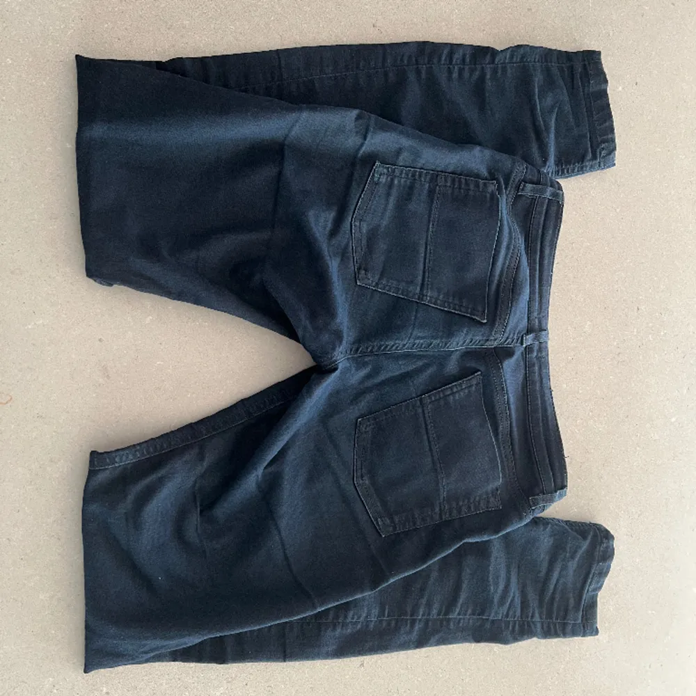 Snygga jeans från Filippa K! De är i en skinny modell och sitter snyggt på. Nypris är omkring 2000 kr, de är i gott skick!💕 Kontakta vid intresse och tveka inte att ställa frågor🥰. Jeans & Byxor.