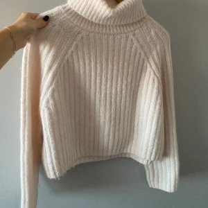 Söt stickad🩷🤍 - Säljer denna så söta vit/rosa stickade tröjan från zara. Typ helt oanvänd! Har en polo o väldigt fin passform! Skriv flr fler bilder!! 