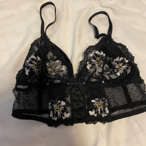 Victoria secret top - Jättefin Victoria secret topp/bh som säljs för jag köpte i fel storlek. Storlek xs. Kan skicka flera bilder, det är bara att säga till. 😊