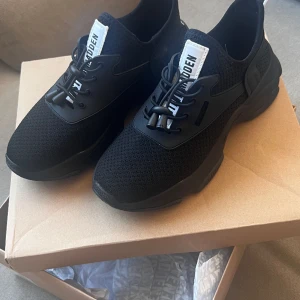 Steve madden  - Helt nya steve madden skor aldrig andvända endast testade och sedan ner i kartong igen pgd av fel storlek. Köpte för 1149.