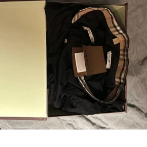 Burberry skjorta  - Hej!    Säljer nu denna Burberry skjorta, då den ej kommer till bruk. Har endast haft på mig den en gång (som ny, inga hål eller andra skador)     Hör av dig vid intresse!👍 