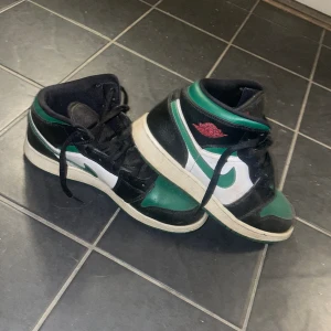 Jordan 1  - Säljer mina snygga gröna Jordan 1, köpta från ohmysneakers på Instagram🥰har haft creesskydd vilket gjort att det inte är creesade❣️köparen står för frakt.  