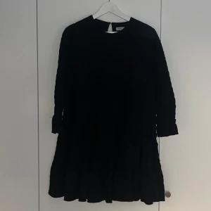 Zara klänning - Klänning från Zara. Storlek M. Något kort. Klänningen är i gott skick.