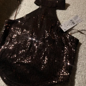 Gina tricot glittrig topp - Oanvänd topp från Gina 