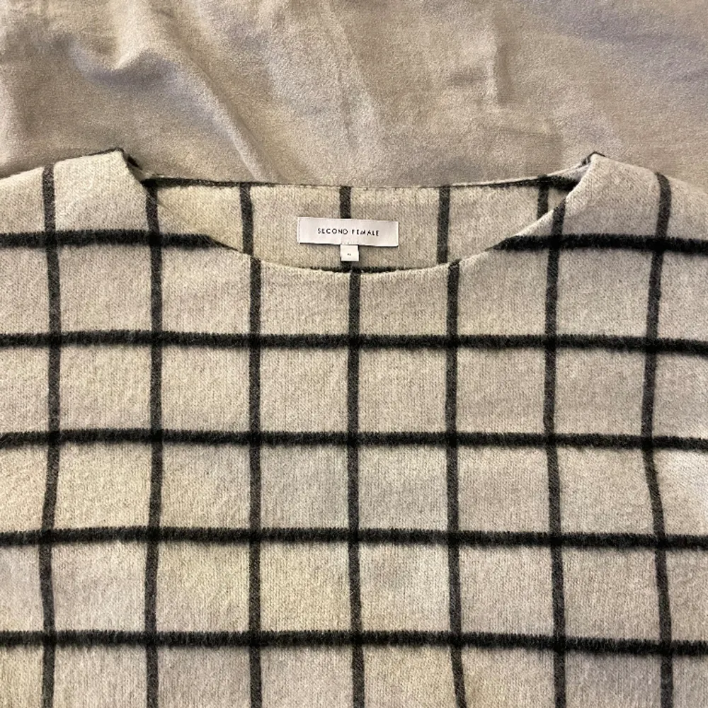 Säljer denna unika, fina  och kvalitativa tröja, strl S från Second Female. Skriv vid fler frågor💞💞 . Tröjor & Koftor.