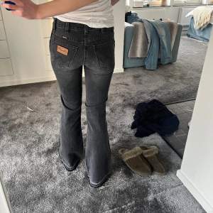 Skitsnygga jeans i den perfekta gråa färgen med coola sömmar längst ner👌🏼. Lågmidjade och utsvängda, storlek 26💟.  Midja 73cm Innerbenet 79cm Jag är 166 men de är rätt små❤️