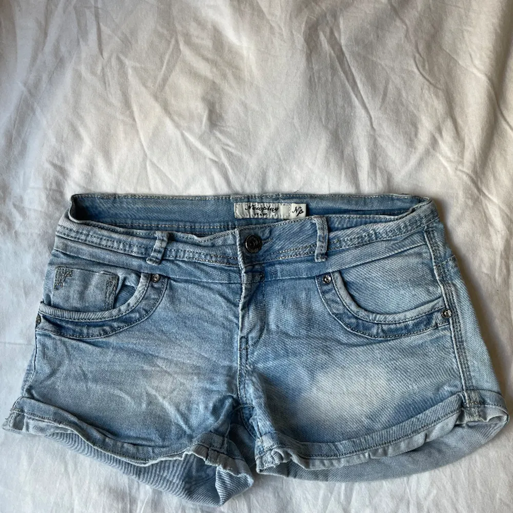 Säljer dessa as snygga lågmidjade jeansshorts! Perfekt till sommaren!💗passar xs/s. Shorts.
