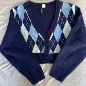 rutig kofta - Säljer denna rutiga kofta då det ej är min stil längre💋den är nopprig men inte så mkt🙌🏻 den är i storlek M men passar mig som har S (såklart lite större) tror även den skulle passa L  men osäker så kan skicka mått🌟 skriv vid intresse