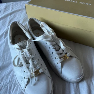 Michael kors skor - Säljer mina Michael kors skor i storlek 37 då dem inte kommer till användning. Har använt dem kke 4 gånger och dem är i väldigt fint skick!🩷köpte dem för 1400kr så jag vill gärna ha dem för 1100kr, priset kan gå att diskuteras😊💓