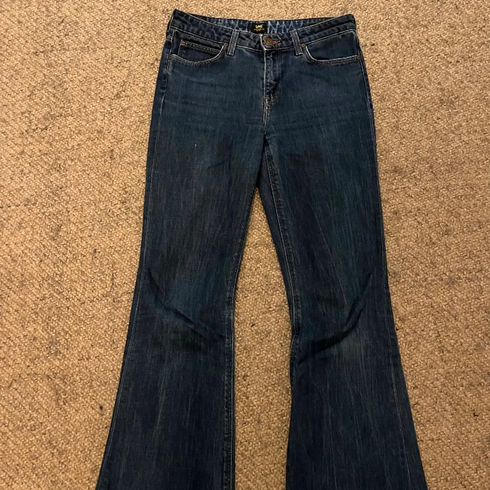 Mörka flared/straigt jeans från Lee  33 i längd men avklippta, passar runt 30. Jeans & Byxor.