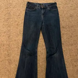 Mörka flared/straigt jeans från Lee  33 i längd men avklippta, passar runt 30