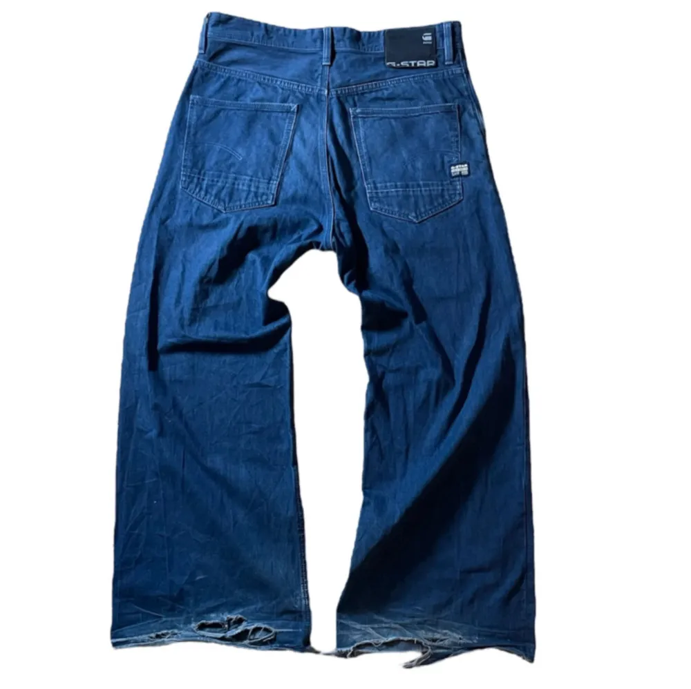 Ett par Loose G star raw jeans i storlek 32/32 dom är felfria förutom att benöppningen är relativt sliten skriv gärna om ni har har några ytterligare frågor om pris eller mer bilder tex. Jeans & Byxor.