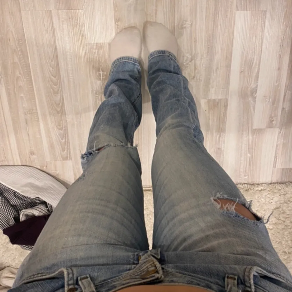 Sjukt snygga lågmidjade jeans från märket lee. Köpta på Vinted men passade inte mig, har därmed inga fler bilder. Jeans & Byxor.