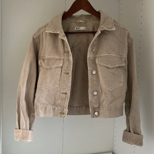 Beige jeansjacka Gina Tricot  - Beige jeansjacka från Gina tricot i storlek S. Sparsamt använd! Väldigt gott skick.
