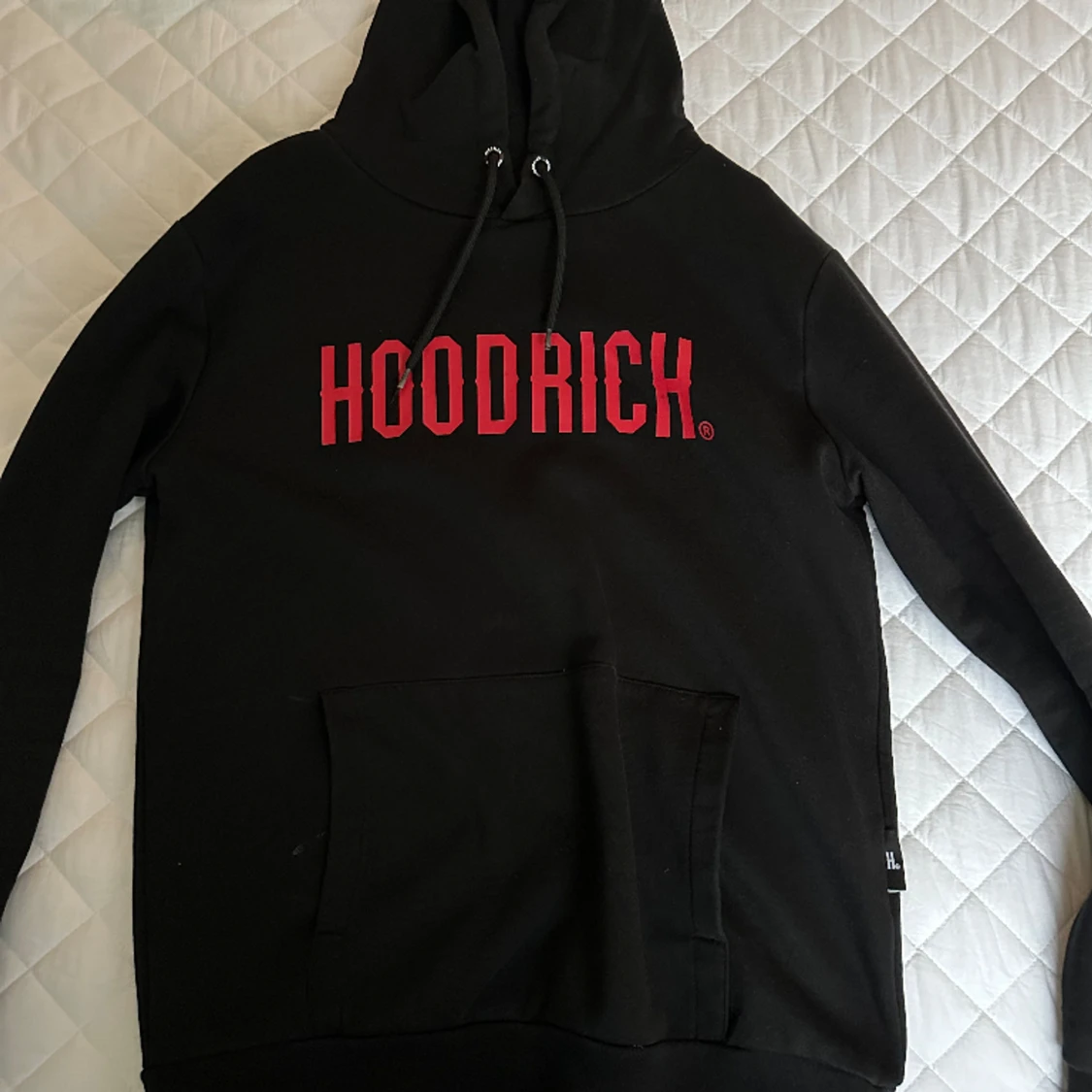 Svart-röd hoodrich hoodie (storlek M)
