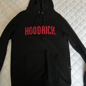 Svart-röd hoodrich hoodie (storlek M) - Jag säljer nu min hoodrich hoodie då den inte används. Skicket är som ny pga att jag inte använt den många gånger. Enkel att matcha med flera olika klädesplagg med de flesta färgerna.