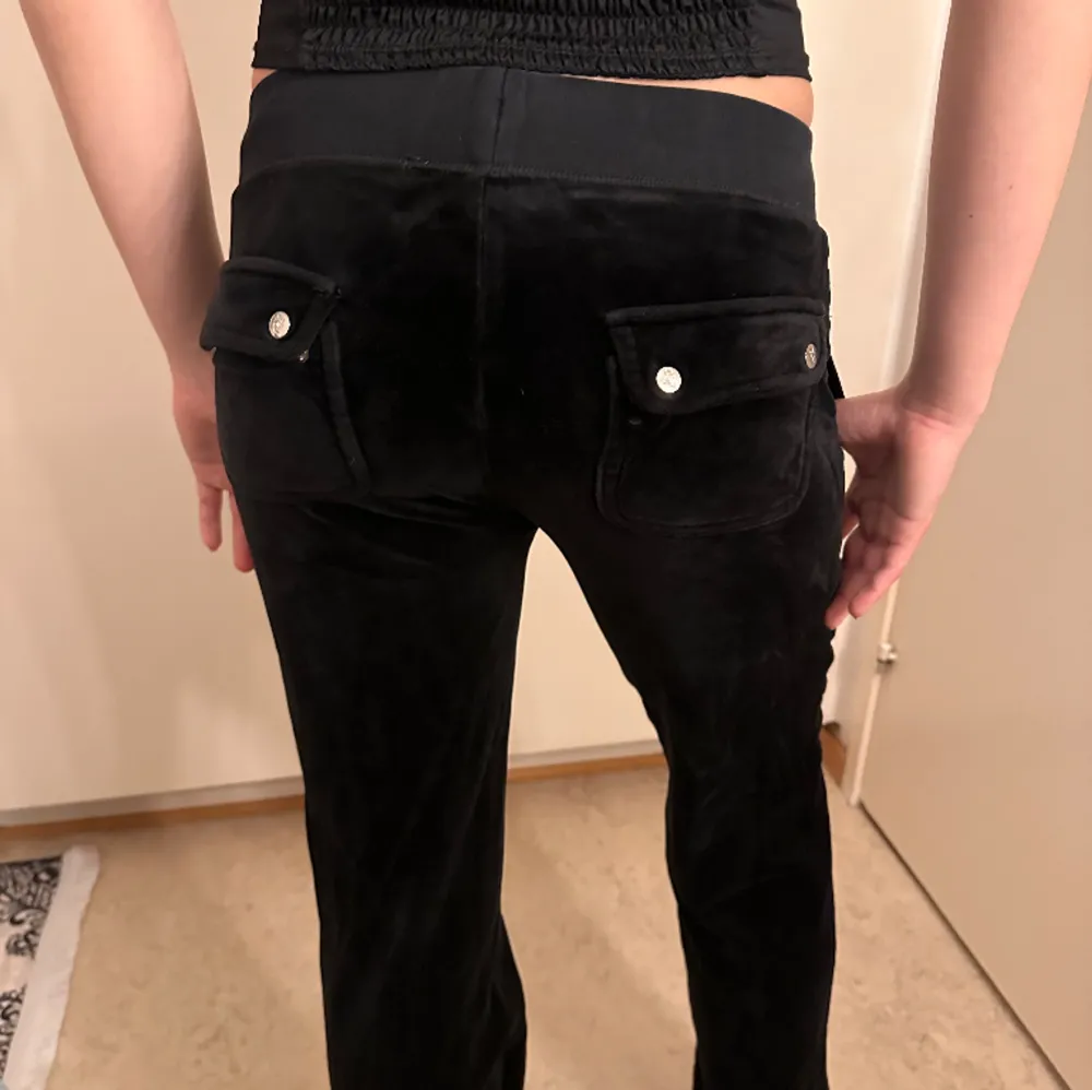 Säljer mina svarta juicy couture byxor. Tvättat de väldigt många gånger så det finns spår på användning. De är inte jätte urtvättade så fortfarande lite lena. Metallet på byxorna har rostat en del. Säljer på grund av att jag inte använder de längre.. Jeans & Byxor.