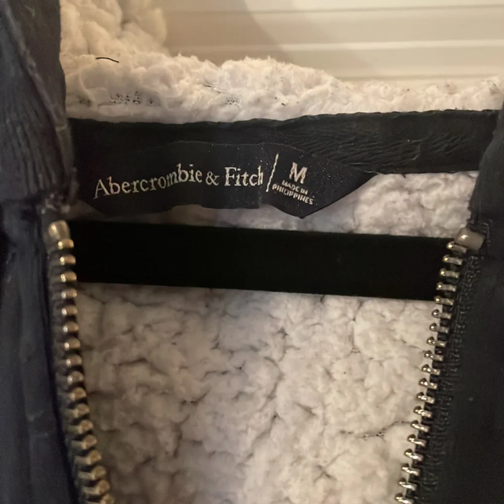 Hej! Säljer nu denna riktigt snygga och sköna zip hoddien från Abercrombie & Fitch. Storlek M köpt i USA för 1.5 Hör gärna av er vid frågor!. Hoodies.