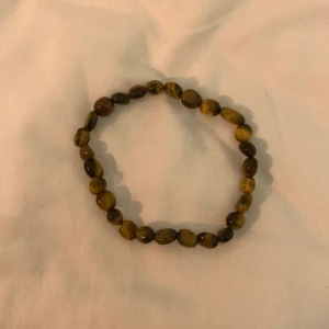 Tigeröga armband - Ett jättefint armband gjort av riktiga tigeröga kristaller! I nyskick.