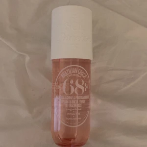 Sol de janeiro  - Säljer min oanvända stora  Sol de janeiro 68 då jag har en annan favorit💓Skulle kunna byta mot en 40 också då jag vill testa den istället🫶🏼originalpris 449kr, säljer för 300kr💓