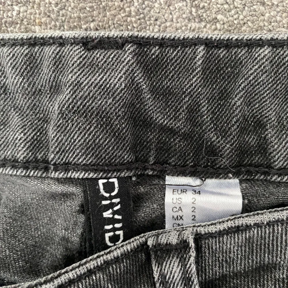 Svarta jättesnygga lågmidjade jeans i strl 34! Dock inte superfint skick, men det är inget man tänker på när man har dem på sig💕💕. Jeans & Byxor.
