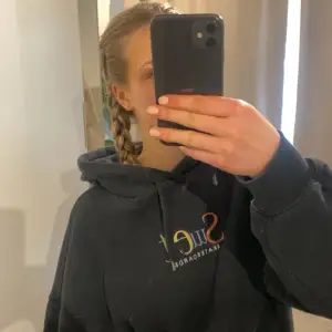 As snygg hoodie. Köpt för 799 för ett tag sen men är i mket bra kvalite🥰