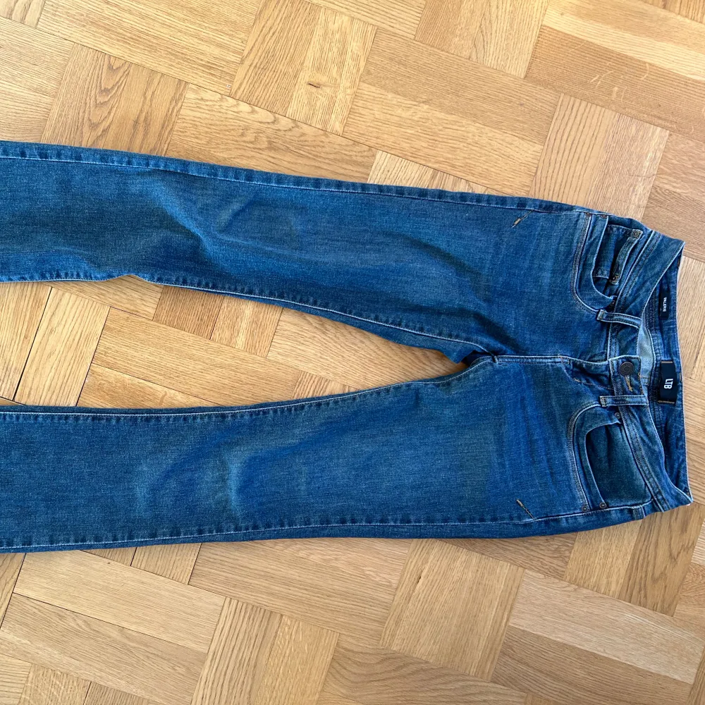 Ltb jeans nyskick i modellen valerie, aldrig använda säljs för 450kr! Midjemåttet rakt över är 35 cm!🩷🩷frakt tillkommer. Jeans & Byxor.
