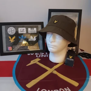 Lyle and scott  - Helt ny med prislapp Onesize  Färg olive/grön Ny pris 399kr