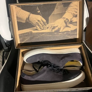 Sneaky Steve skor i toppskick  - Säljer nu mina sjukt snygga skor ifrån sneaky steve. Endast använda en gång då de tyvärr är för små. Box medföljer såklart. Varit använda på en fine dining middag så enda spår av användning är på undersidan. Ny pris 1500kr (se deras web för mer info)