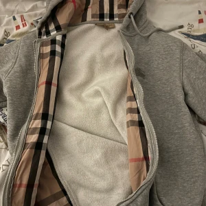 Burberry kofta/zip - Denna är helt ni tyvärr r€p men den e skit fett kontakta mig om fler bilder elr något’ vi kan diskutera om pris, och byten skulle också vara najs😁