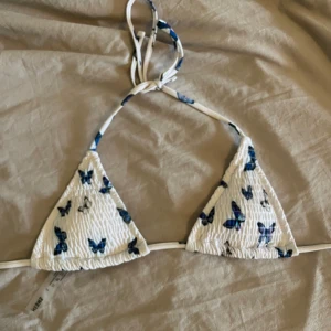 Bikini överdel  - En bikini överdel från shein i storlek s med fjärilar på Skriv om ni har frågor🩷