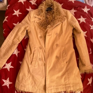 B-Young jacka  - Jätte mysig jacka som ger girl interrupted vibes. Perfekt på vintern Bra skick