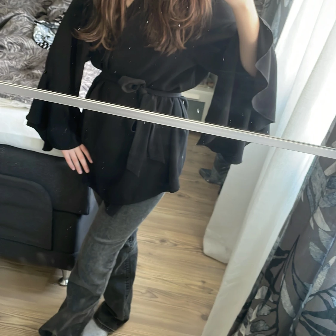 Säljer en lång svart vacker blus!🖤🌺 - 90