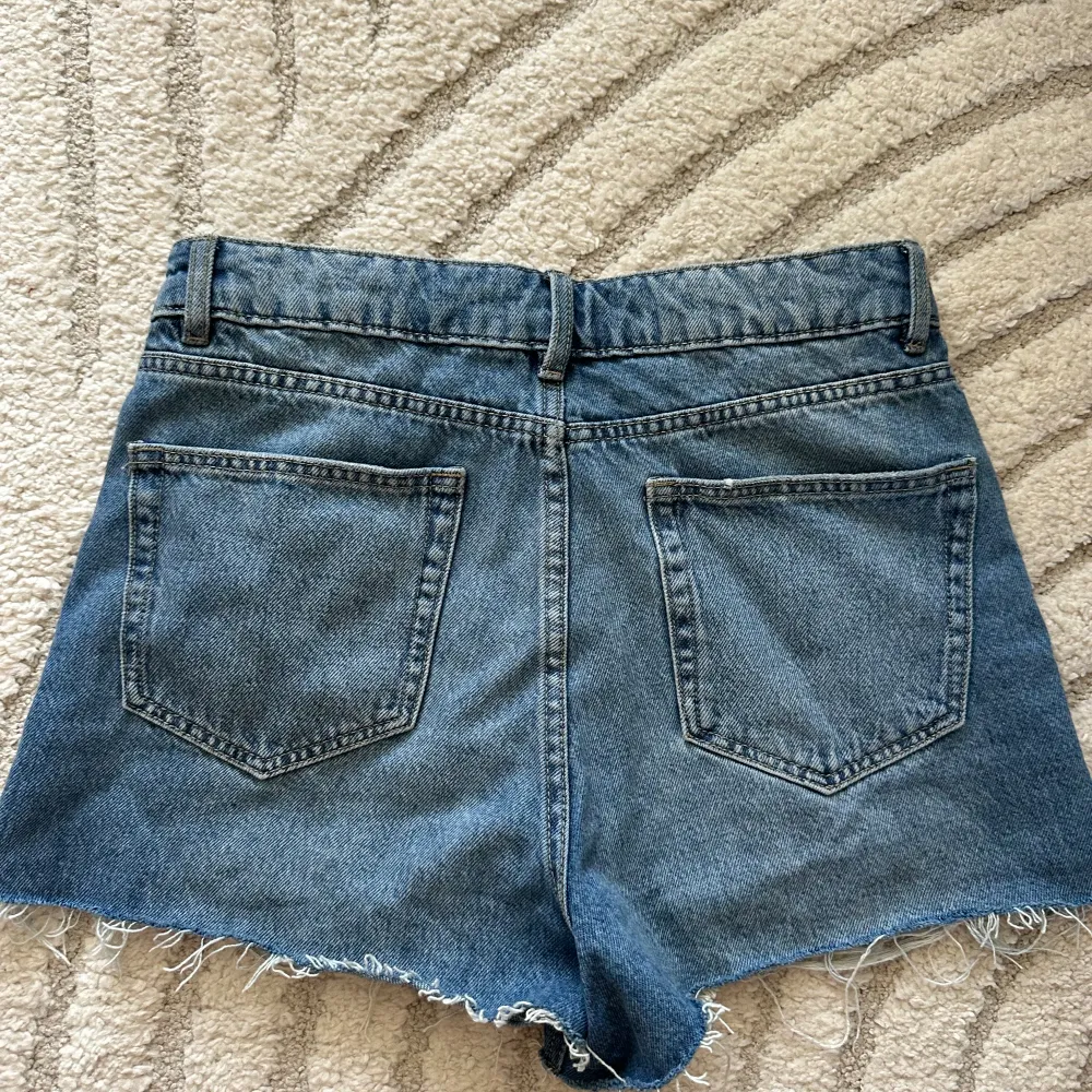 Högmidjade jeansshorts i storlek 38🤍. Shorts.