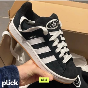 Campus 00 , svarta - Säljer nu mina campus 00 då dem är för stora för mig, köpta här på plick för än 1 månad sen och använda sällan. Orginallåda finns. Bild 1 är lånad av personen jag köpte skorna av 🩷 finns vita och svarta snören.  (Köparen står för frakten) 🫶🏽