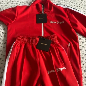 Palm Angels Tracksuit/dress  - Palm angels Tracksuit dressar   Finns i alla färger och alla storlekar S/M/L/Xl Beställnings vara, tar upp mot 7-14 dagar för den att komma fram Om ni har några frågor är det bara att höra av sig